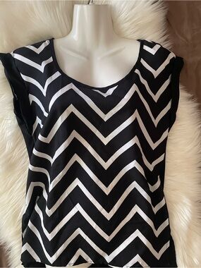 Alice + Olivia Black & White Zigzag Cap-Sleeve Blouse